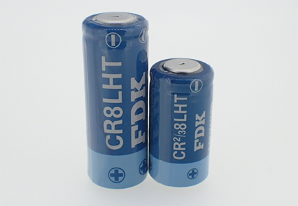 高容量円筒形二酸化マンガンリチウム一次電池　CR8LHT（左）、CR2/3 8LHT（右）